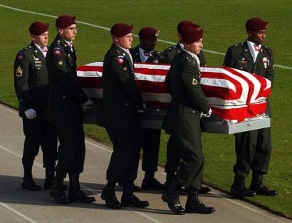 xin_26f8368a557e47f489a23964f8e36cf2_capt.flsn10301180045.iraq_soldiers_funeral_flsn103.jpg